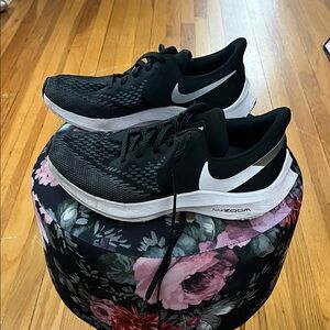 Nike Women's Black and White Zoom Sneakers 8.5